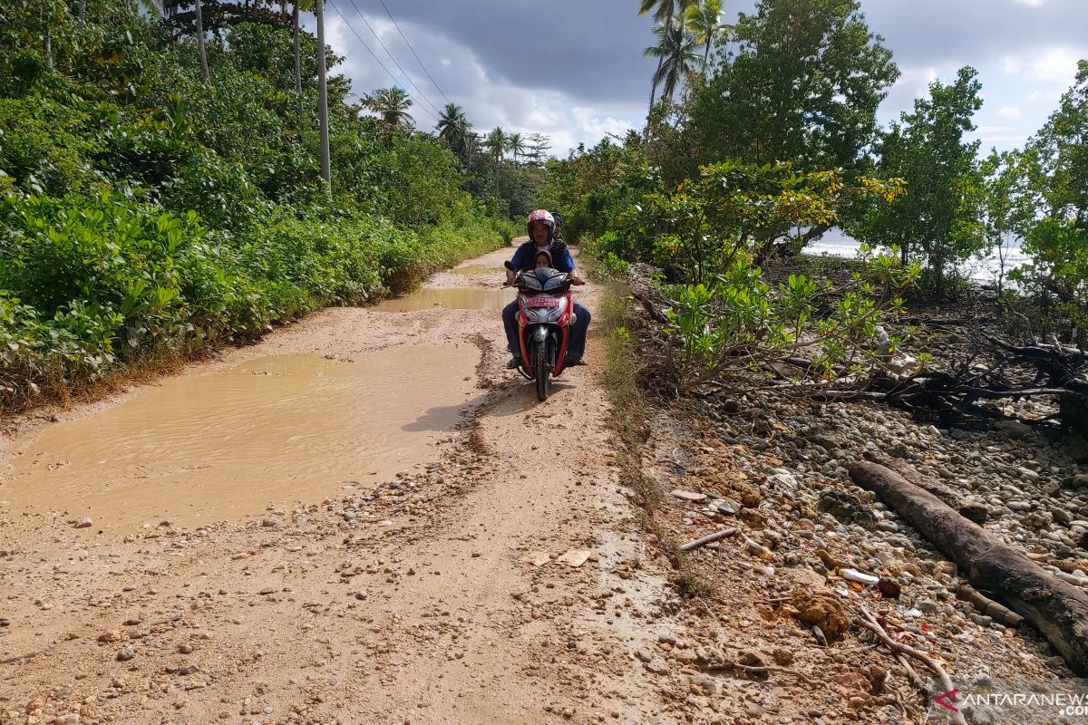 Poros jalan perbatasan Kabupaten Buton -Buton Utara rusak berat