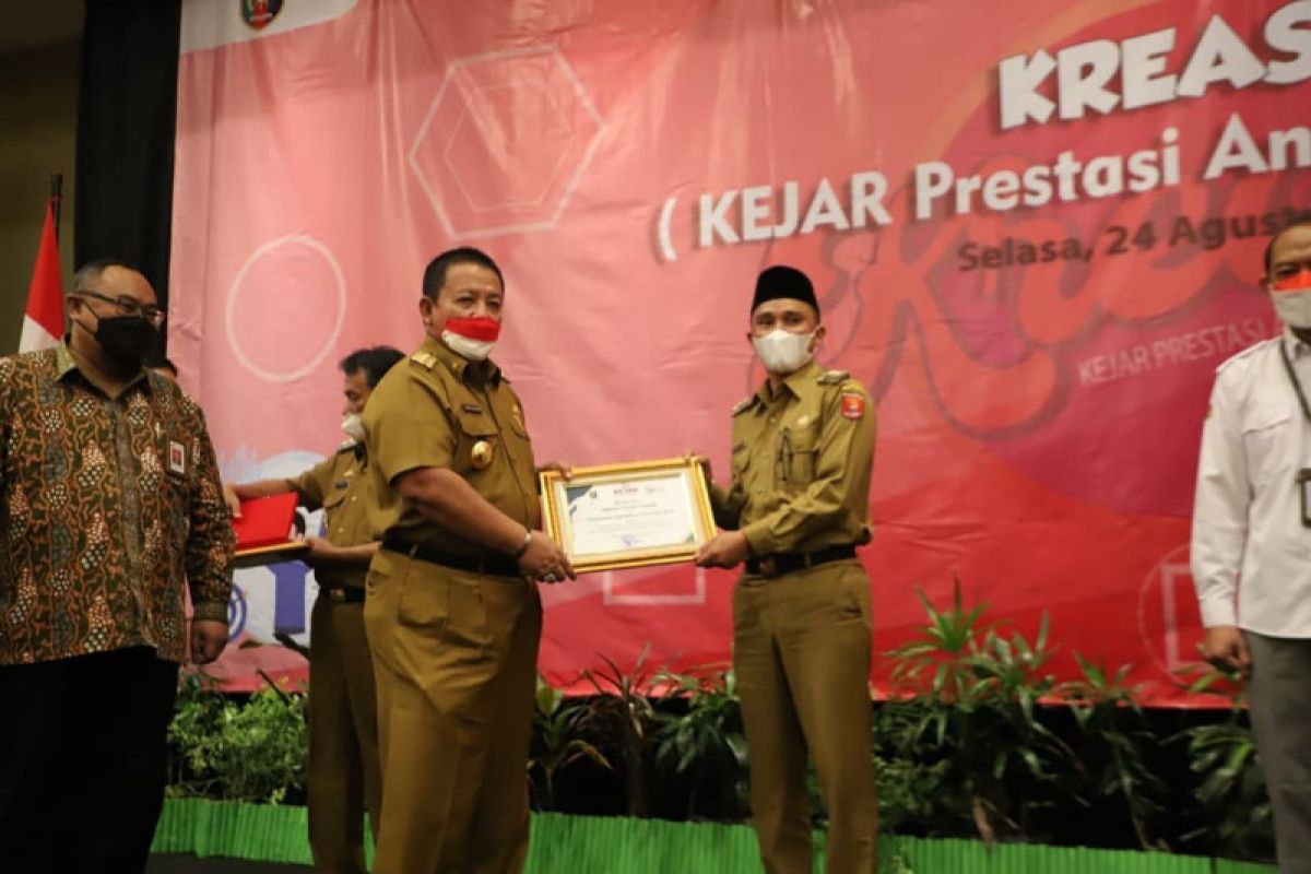 Bupati Parosil menerima penghargaan satu rekening satu pelajar dari Gubernur Lampung
