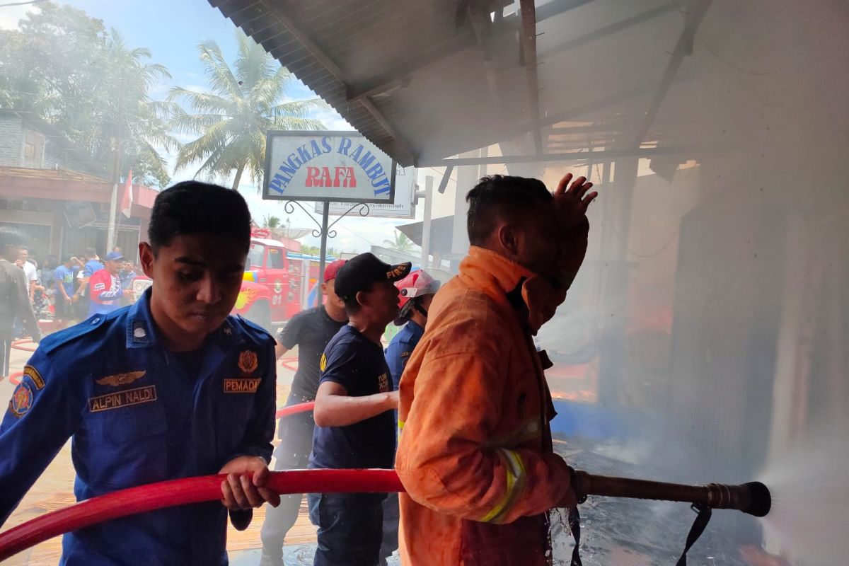 Damkar Payakumbuh bantu pemadaman di Pasar Taram, Kabupaten Limapuluh Kota