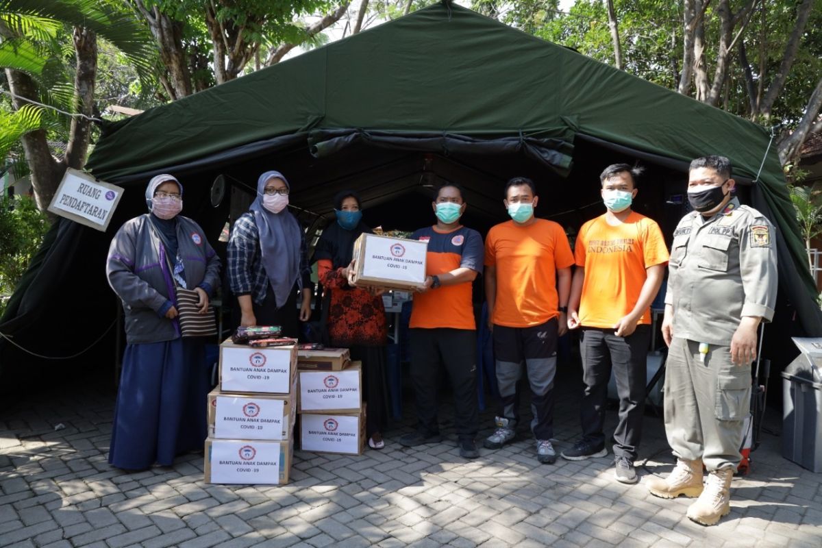 Anak-anak di isolasi terpusat Kota Kediri dapat bantuan dari YLPA