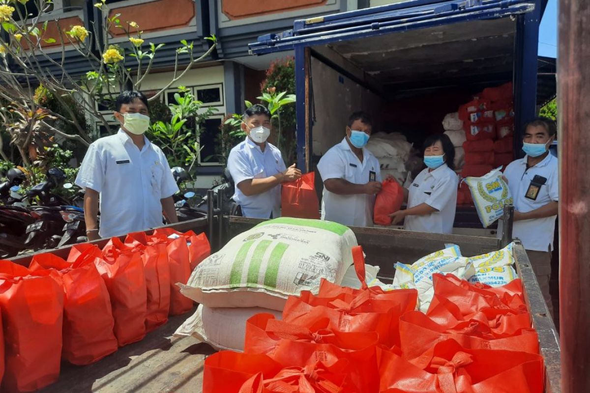 Dinsos Denpasar bagikan 7.376 paket sembako untuk warga isoman
