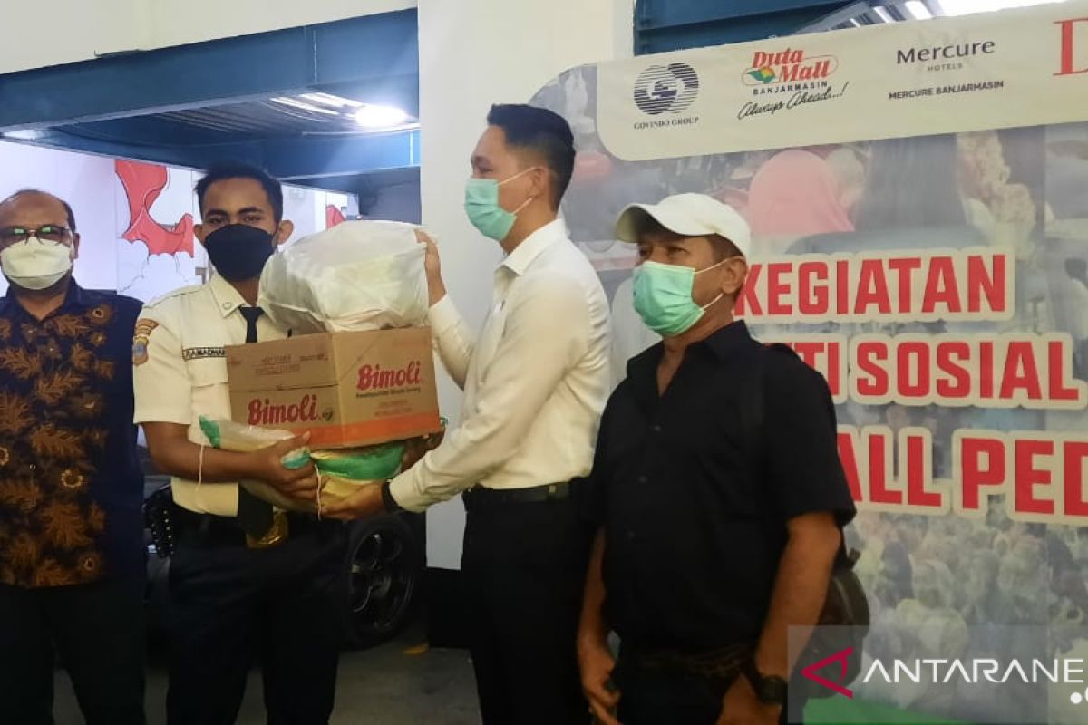 Duta Mall Banjarmasin bagikan 400 sembako bagi karyawan terdampak PPKM