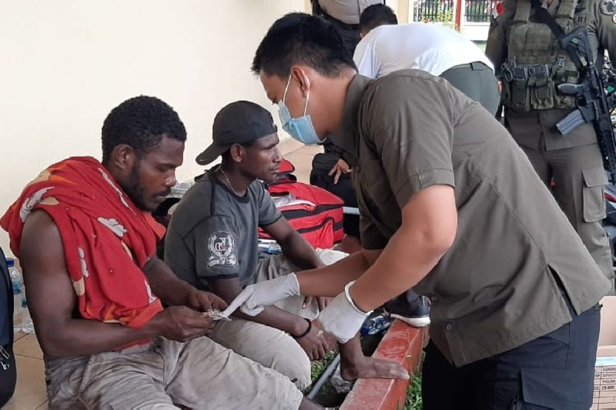 Satgas Binmas Noken beri "trauma healing" karyawan korban KKB di Dekai Papua