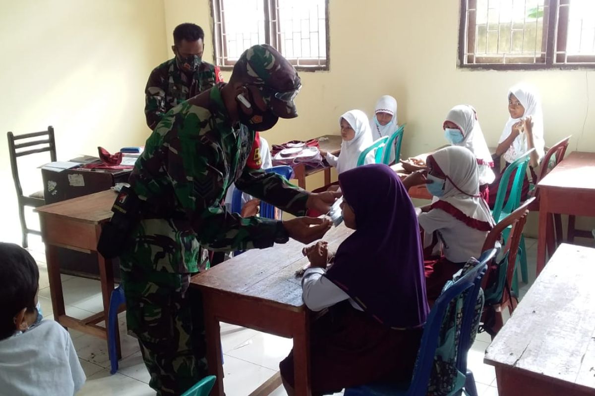 Koramil 1508-02/Galela edukasi pelajar SD cegah penyebaran COVID-19, perangi corona