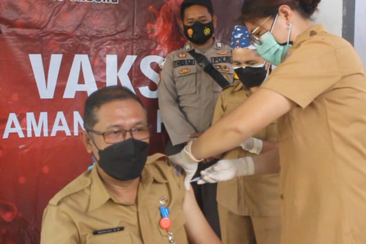 Nakes Kabupaten Sitaro terima suntikan vaksin dosis ketiga
