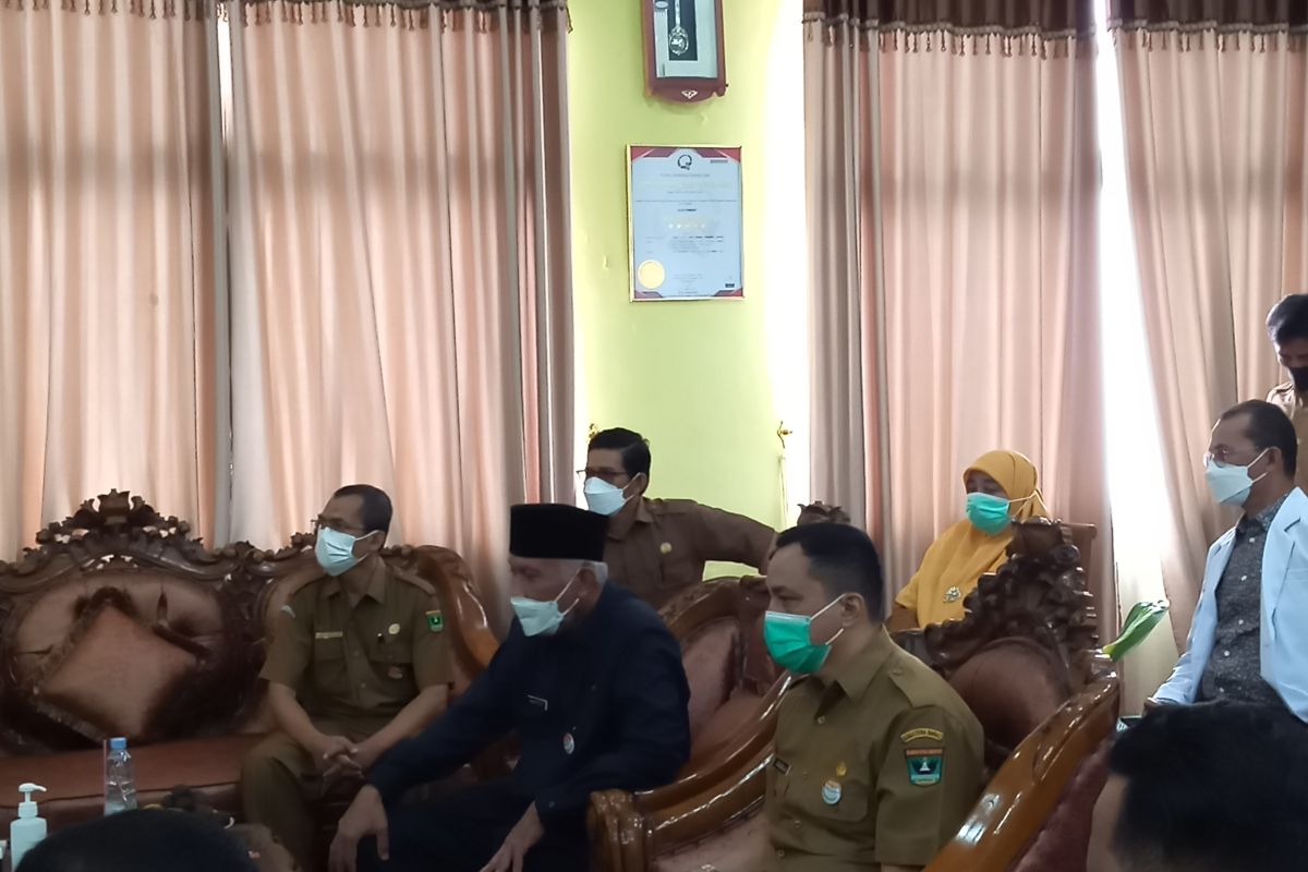 Gubernur Sumbar tinjau pelaksanaan vaksinasi ketiga untuk nakes di RSUD M Natsir