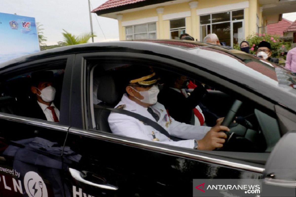 Wali Kota Kendari menggunakan mobil listrik untuk kendaraan operasional