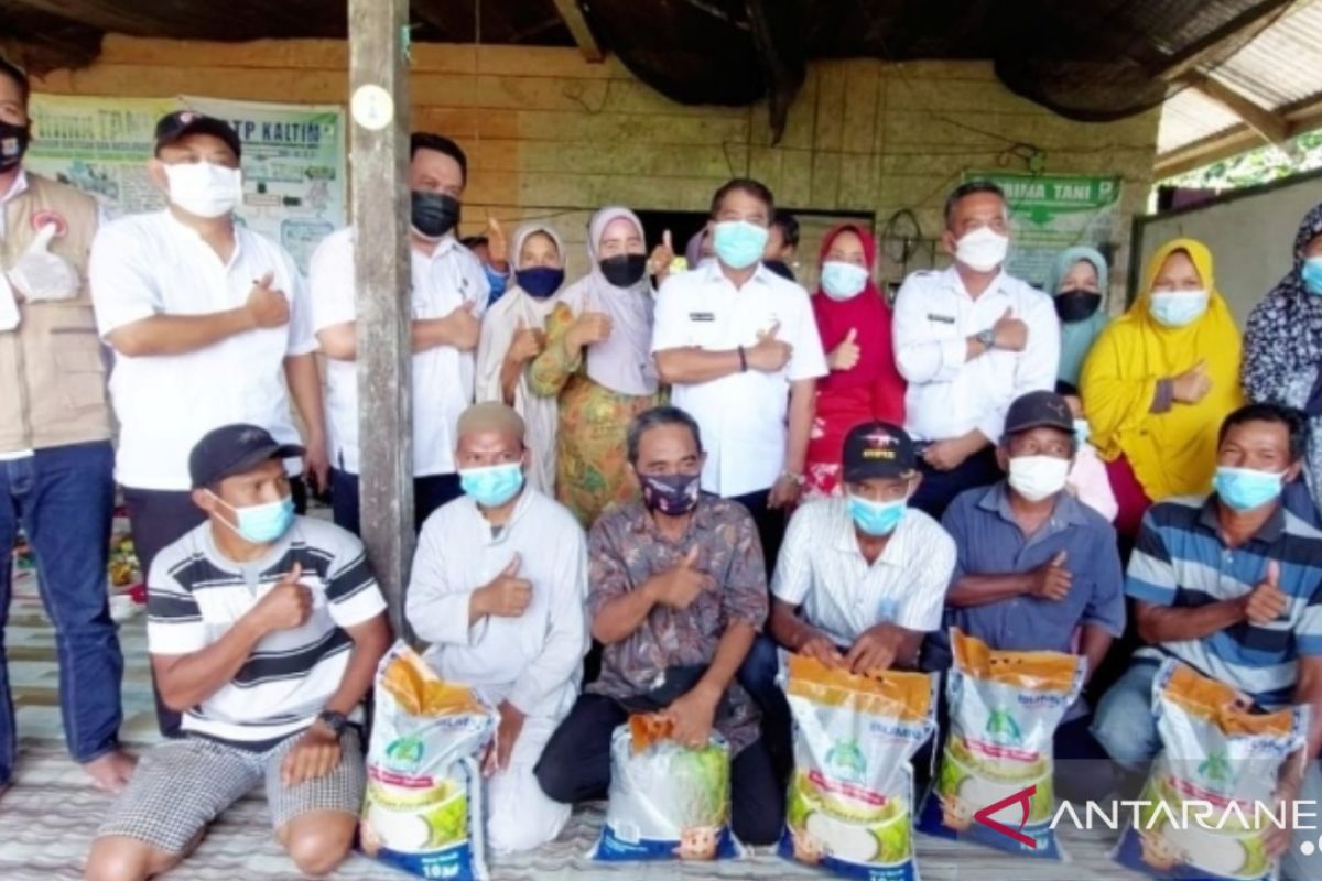 Gubernur Kaltara Salurkan Bantuan Beras Untuk Warga Terdampak COVID-19