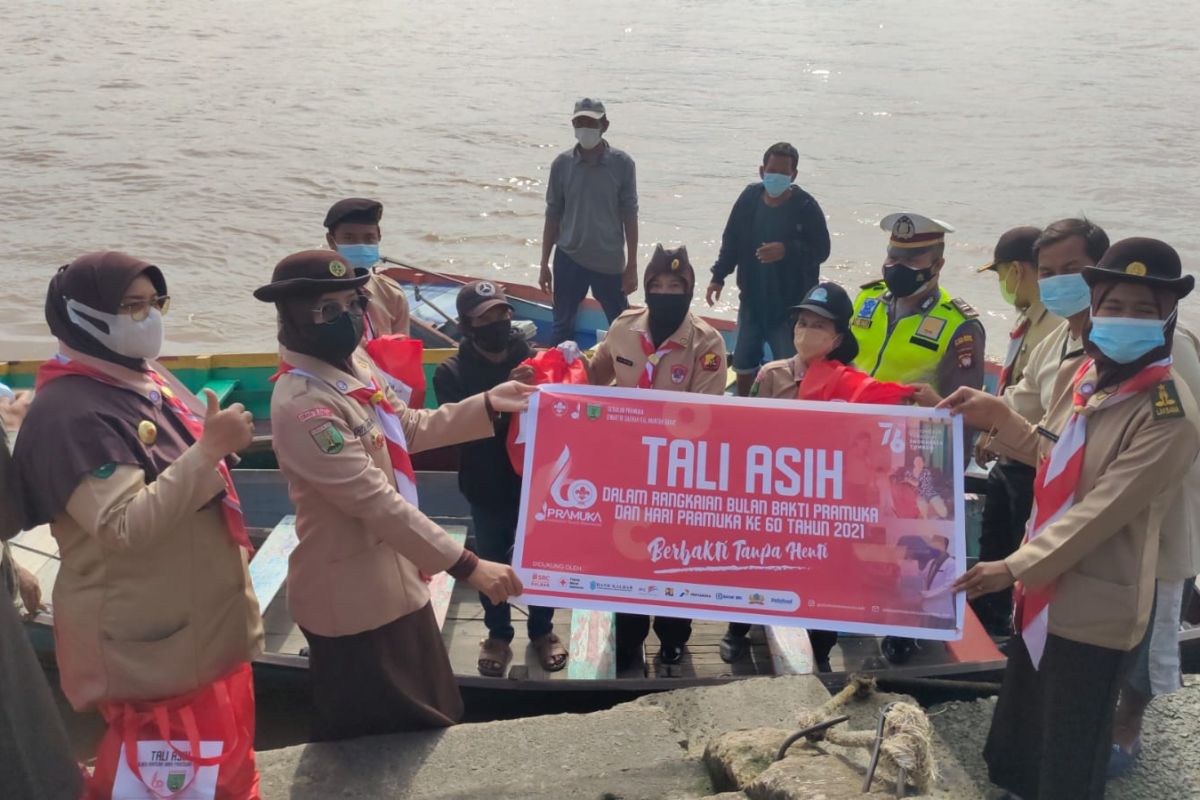 Senyum bahagia penambang sampan dan tukang becak di Hari Pramuka