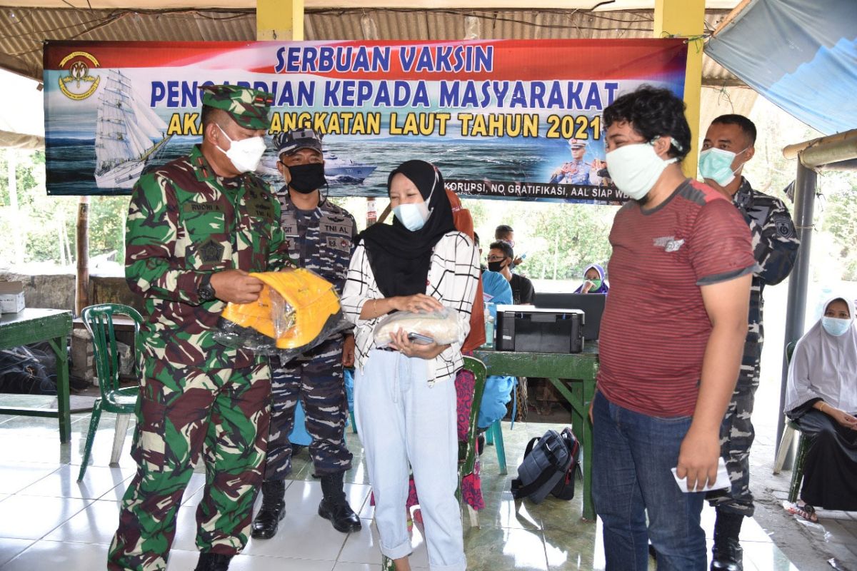 Wagub AAL tinjau serbuan vaksin di kampung nelayan Morokrembangan