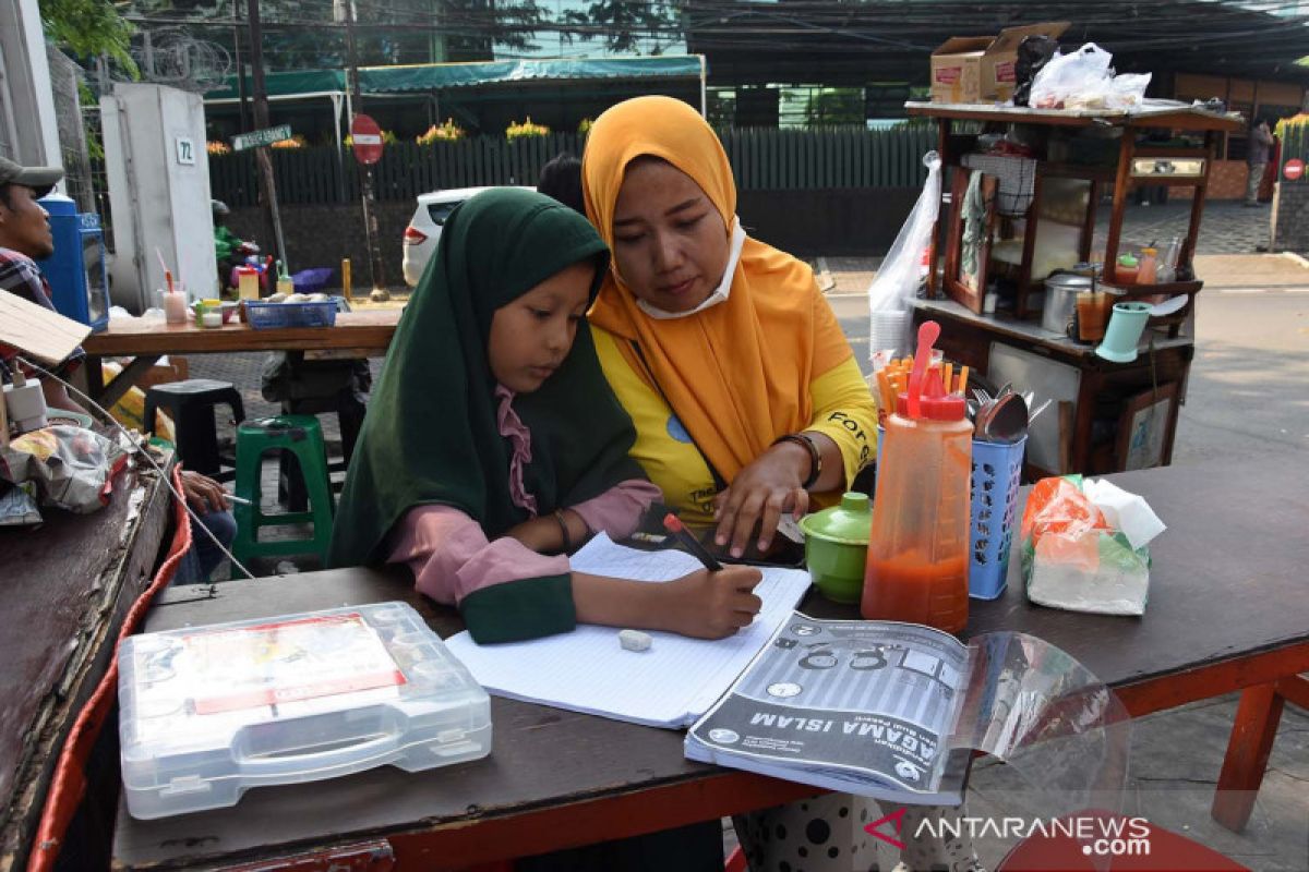 DKI kemarin, sekolah siap PTM hingga larangan nobar Liga 1 Indonesia