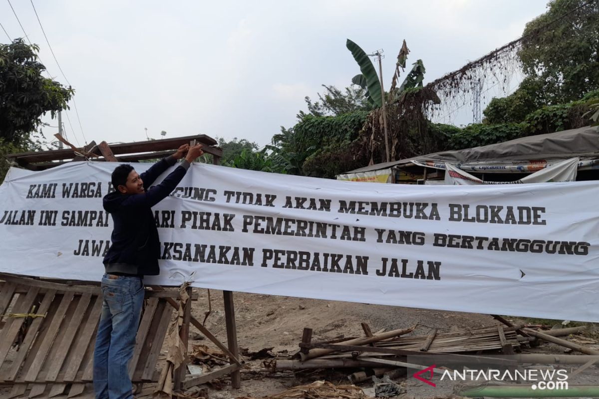 Jalan belakang Terminal Pakupatan rusak puluhan tahun belum juga diperbaiki