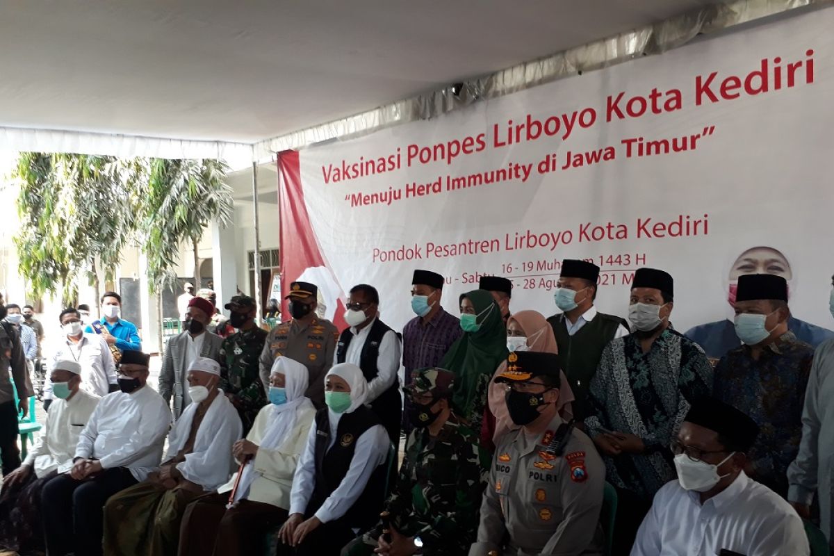 Khofifah bersama Pangdam-Kapolda tinjau vaksinasi di Pesantren Lirboyo Kediri