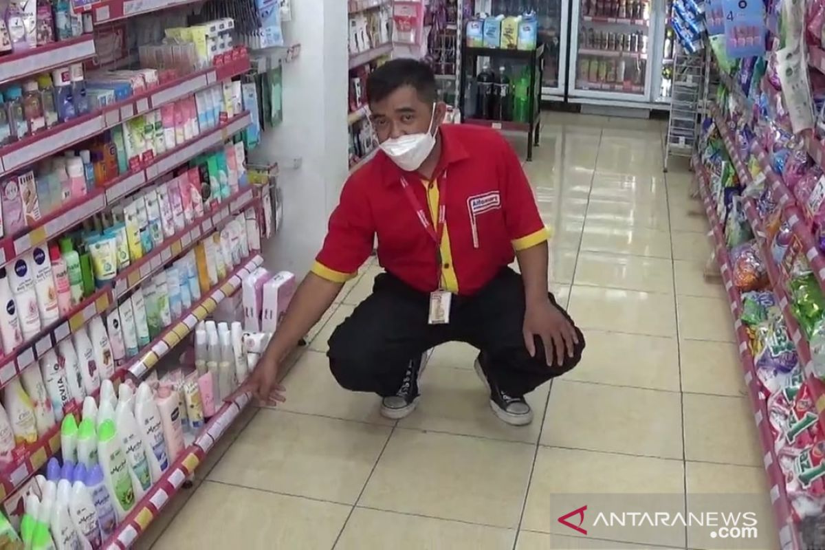 Aksi pencurian minimarket Bekasi terekam kamera pengawas