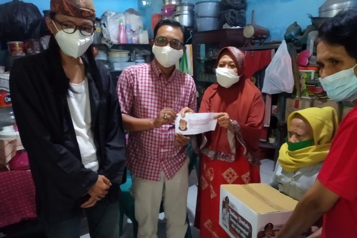 Wawali Surabaya bantu lansia yang belum tersentuh bantuan sosial