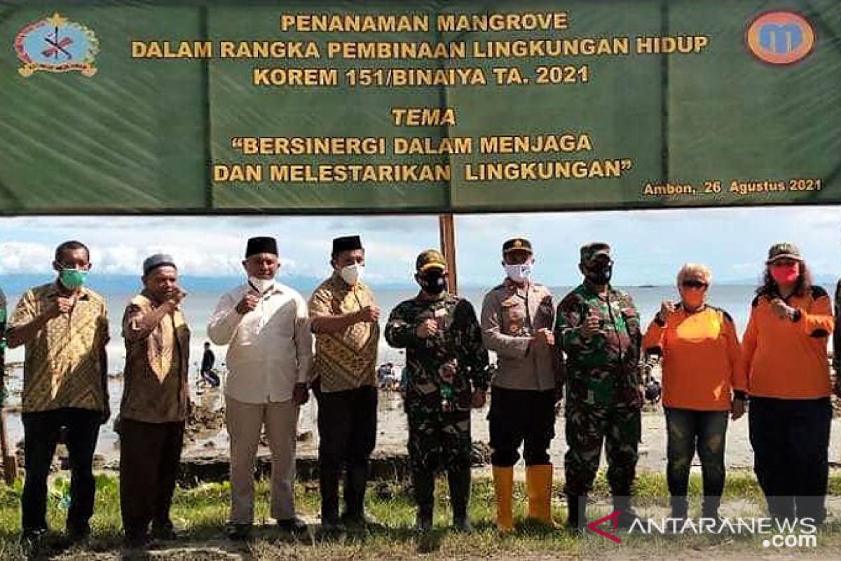 Korem 151/ Binaya tanam 1.000 mangrove di pantai desa Wakal, lestarikan lingkungan