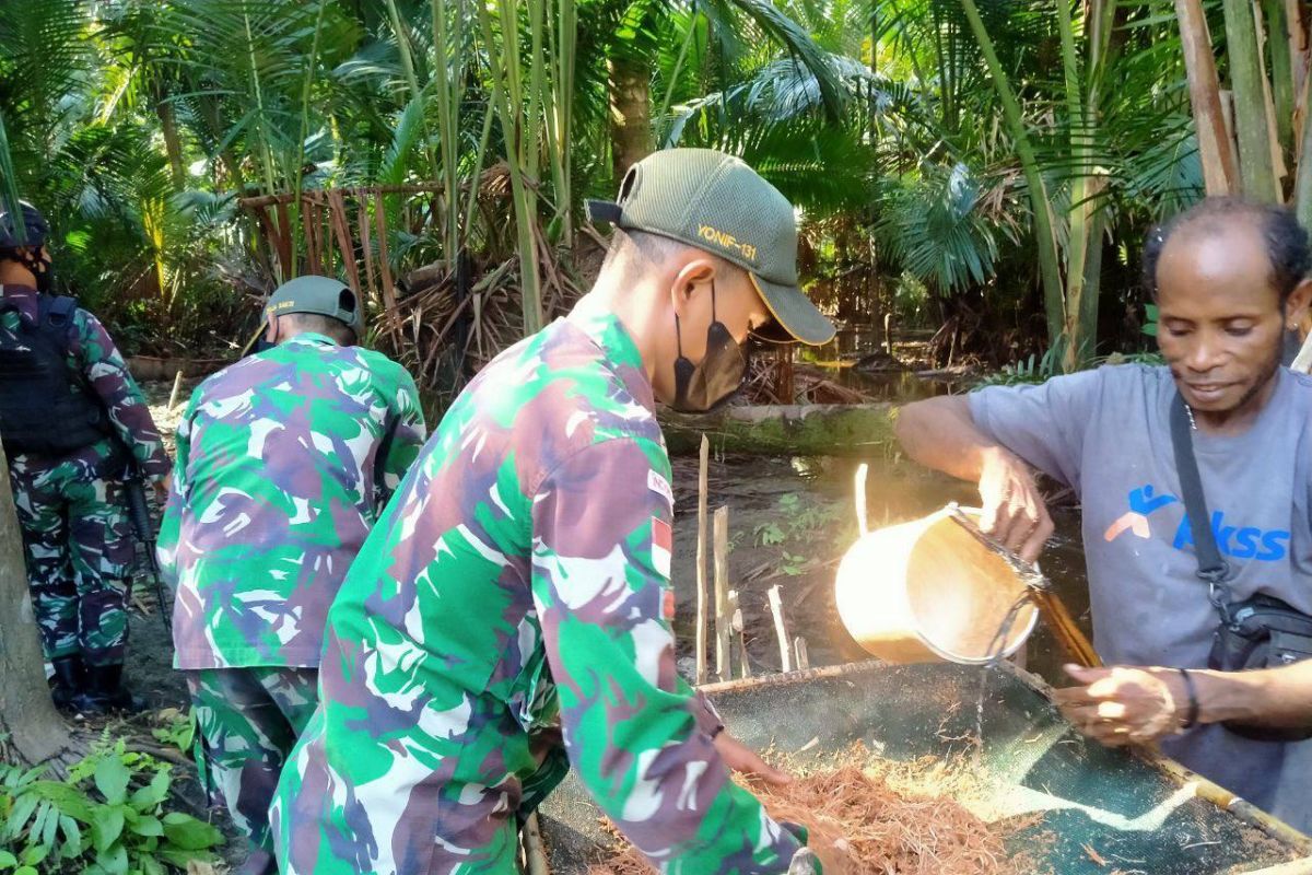 TNI bantu warga perbatasan RI-PNG mengolah sagu