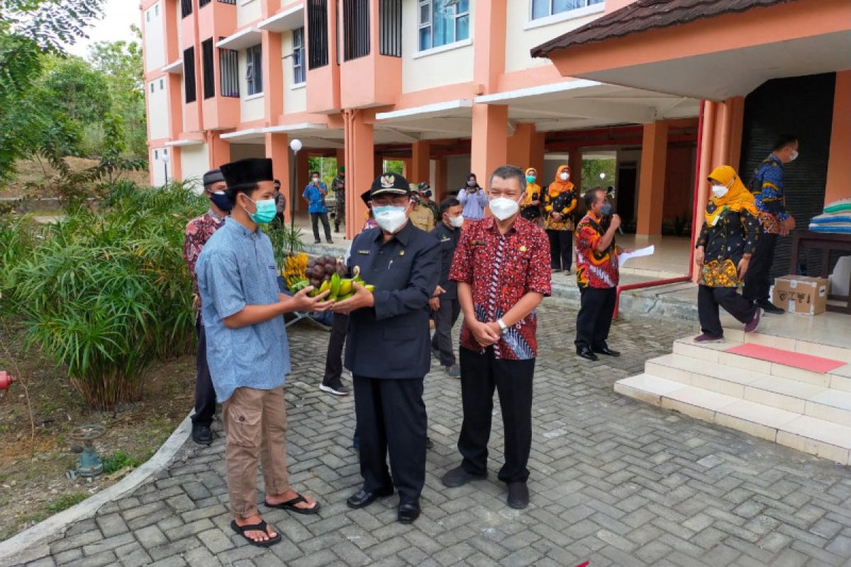 Distan Kulon Progo beri bantuan pisang dan salak untuk penghuni isoter
