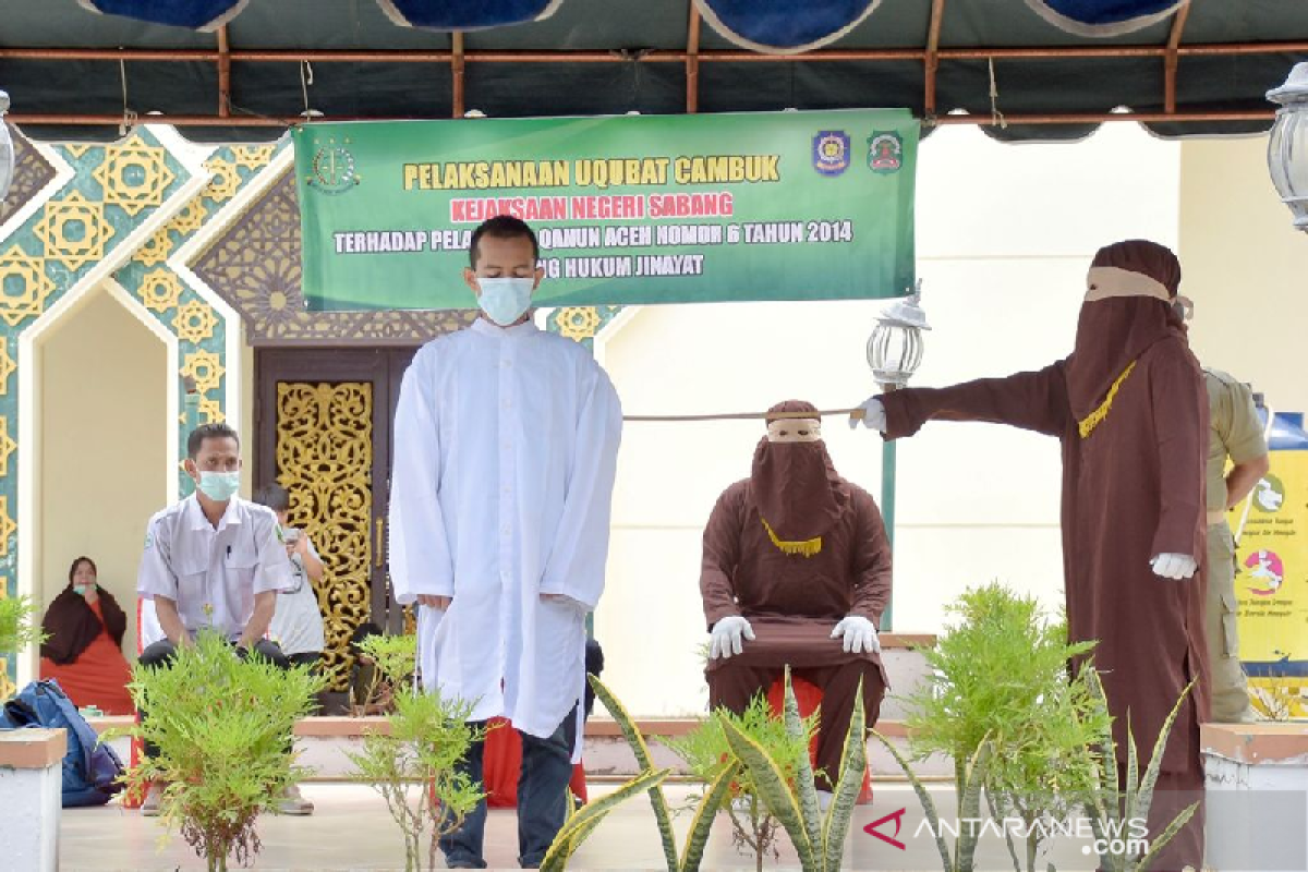 Tiga pejudi dan dua pezina di Aceh dihukum cambuk