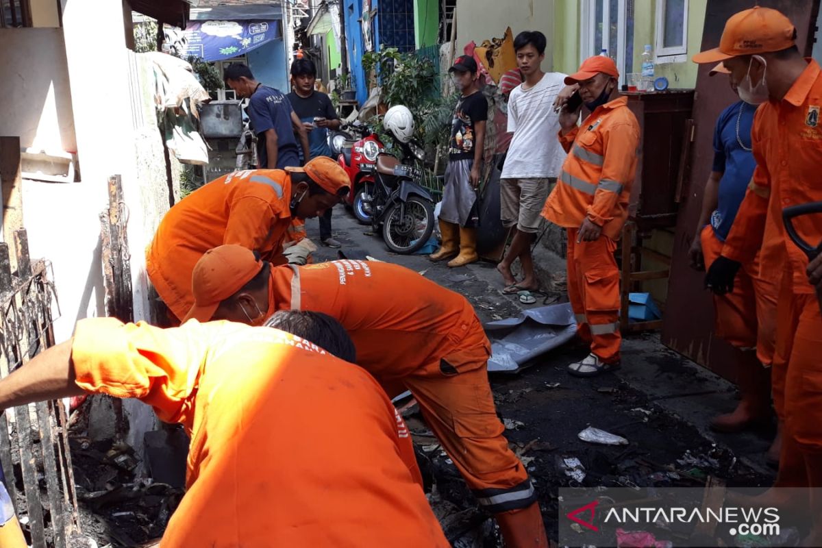 PPSU bersihkan puing sisa kebakaran 18 rumah di Kampung Melayu