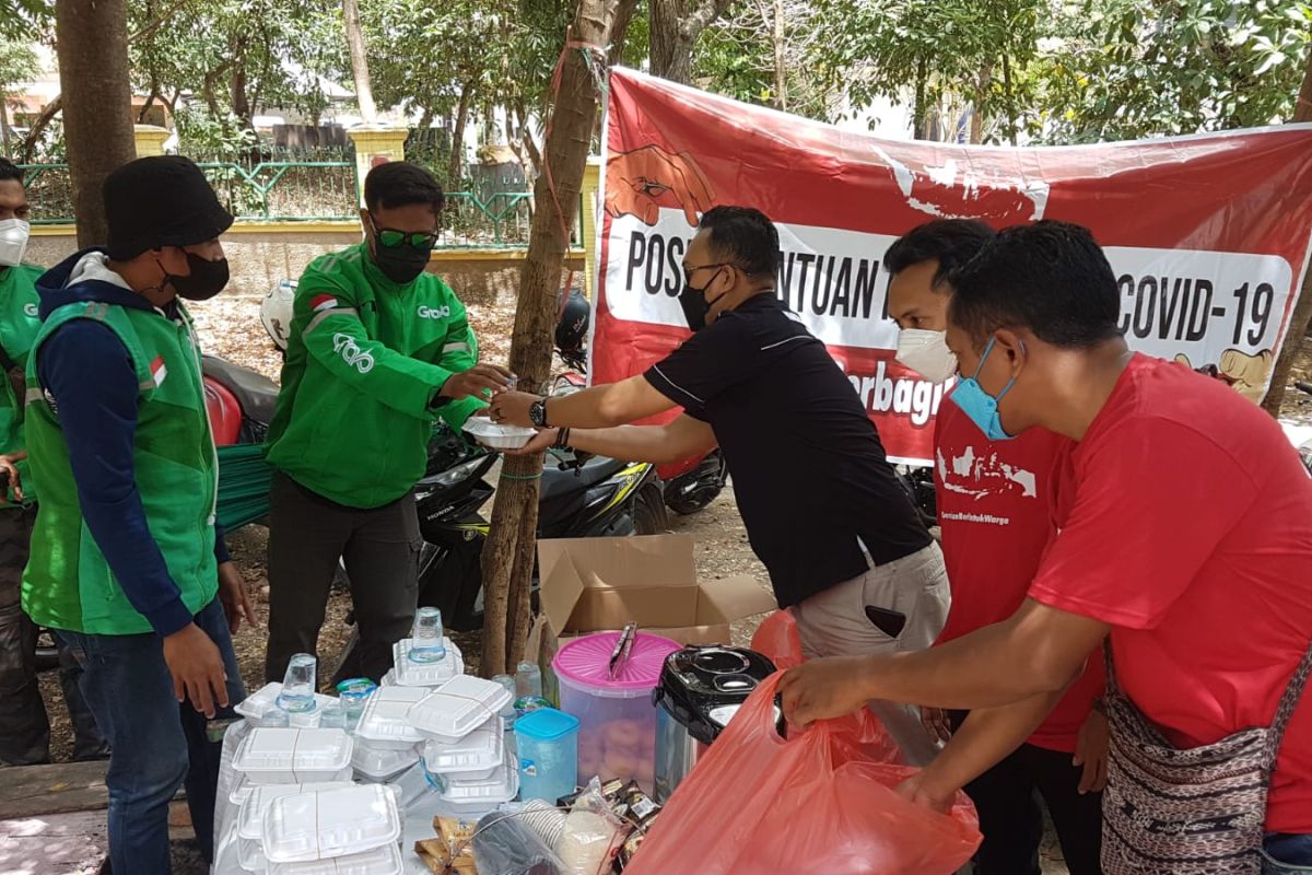 Komunitas pemuda Mabar bagikan makanan gratis untuk warga