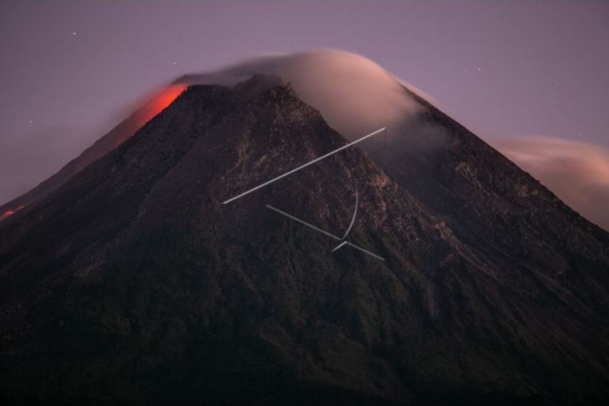 Gunung Merapi meluncurkan 18 kali guguran lava pijar hingga 1,5 km