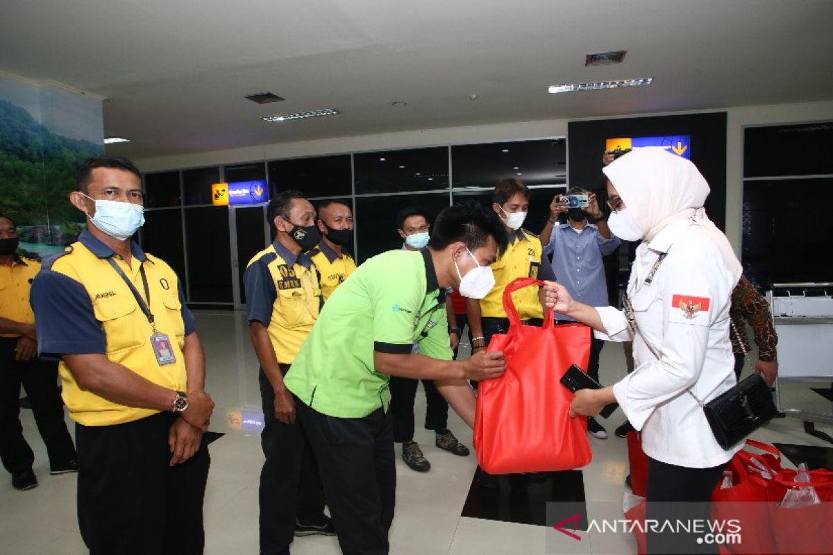 Anggota DPD RI Rabia bantu porter Bandara Haluoleo terdampak PPKM