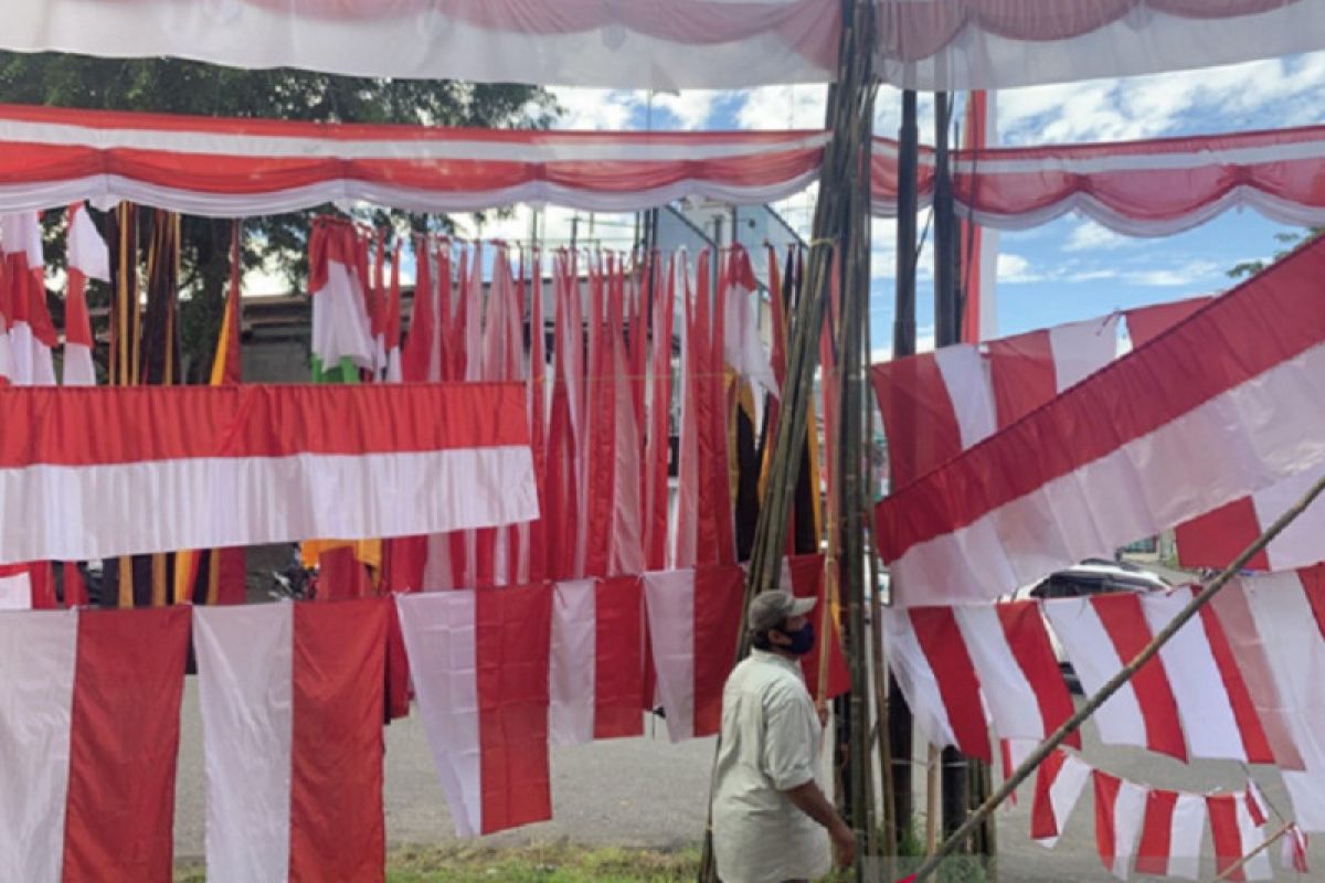 The Income of Indonesian Flag Seller in Padang has Dropped