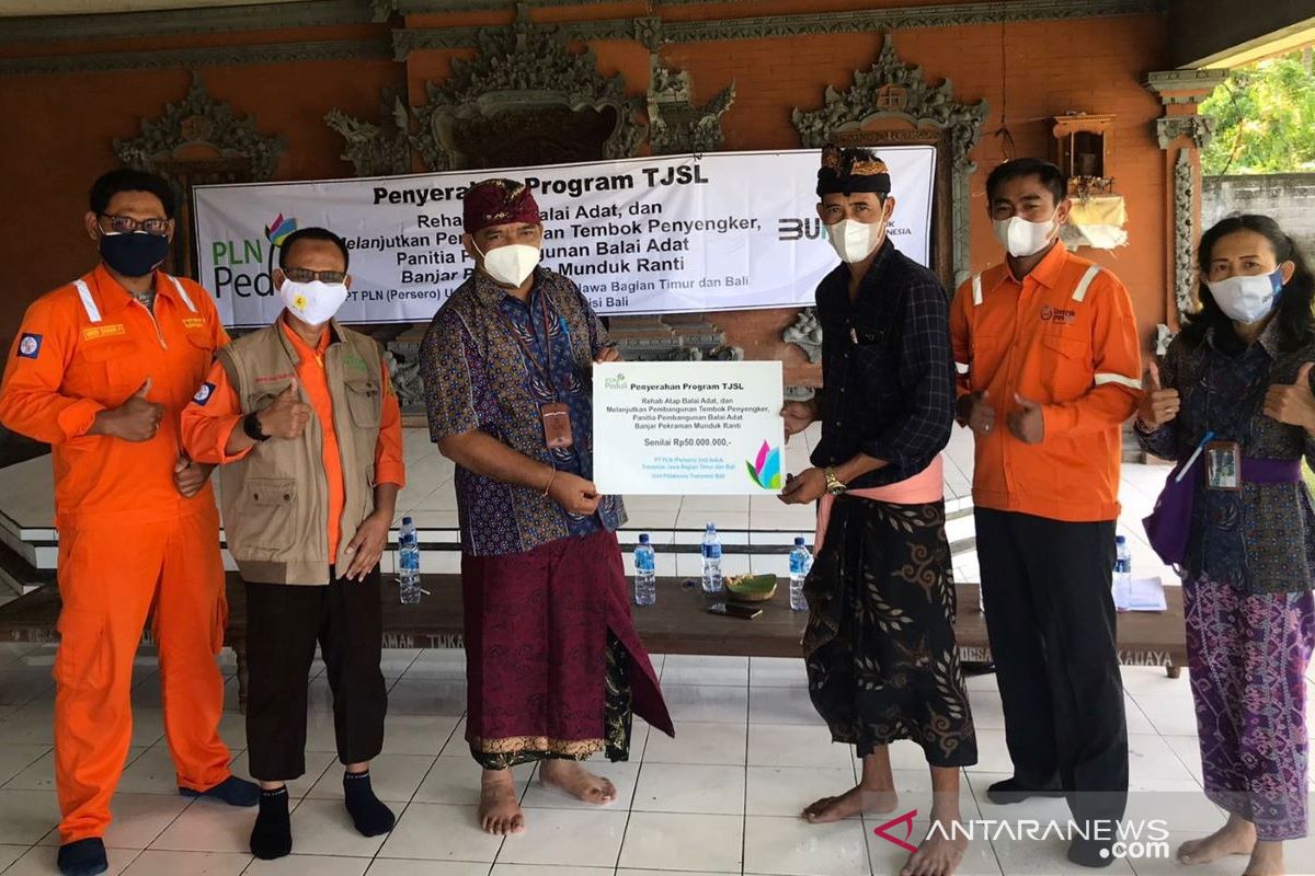 PLN UPT Bali rehabilitasi Balai Adat di Melaya-Jembrana