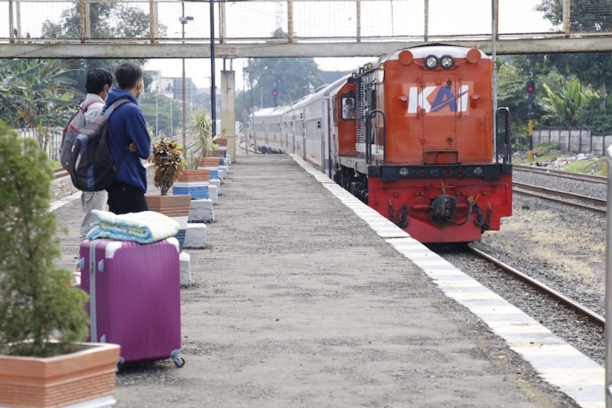 Masinis kereta api terluka dilempari batu di Lahat