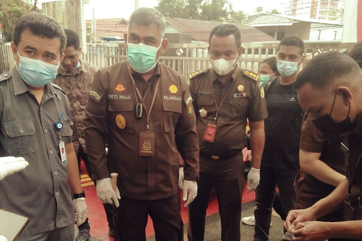 Kajari Ambon tahan tiga orang tersangka dugaan korupsi di DLHP