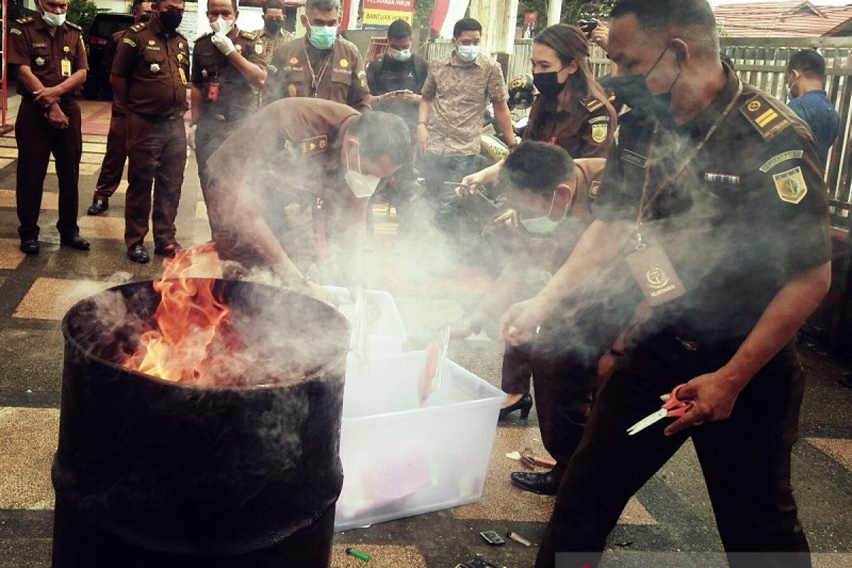 Kejari Ambon musnahkan baranng bukti narkoba, tegakkan hukum