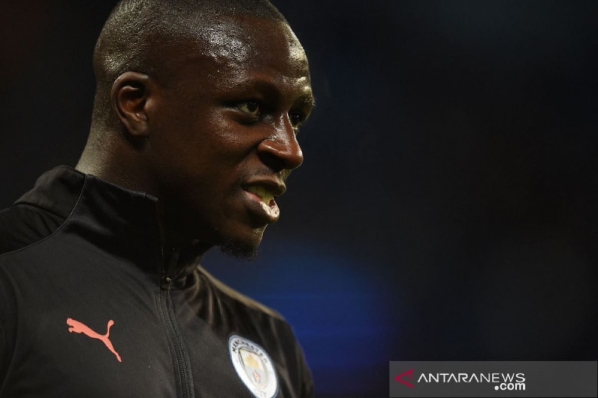 Jadi tersangka kasus pemerkosaan, City skorsing Benjamin Mendy