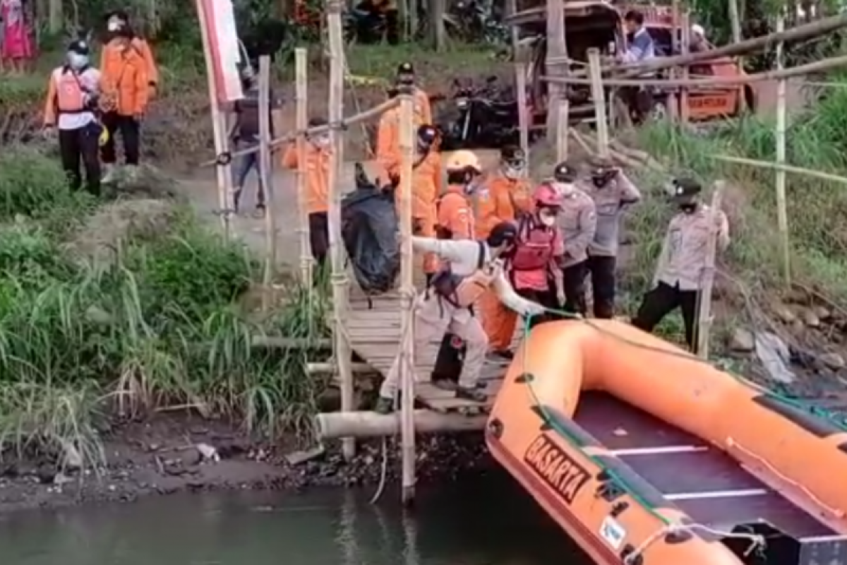 Polisi dan Basarnas temukan seorang anak tenggelam di Blitar