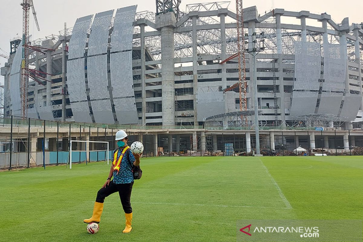 Jakpro mulai pasang rumput lapangan utama JIS Jakarta