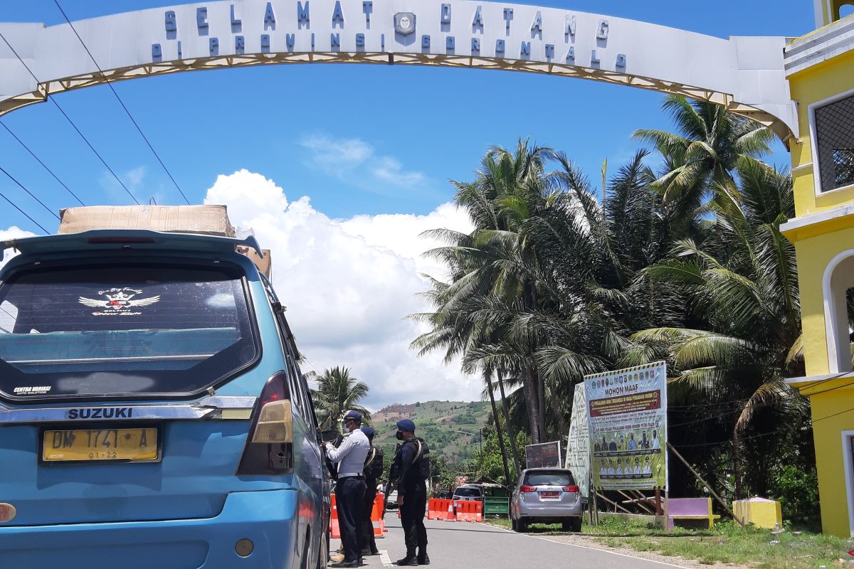 Petugas gabungan periksa kartu vaksin di perbatasan Gorontalo-Sulut