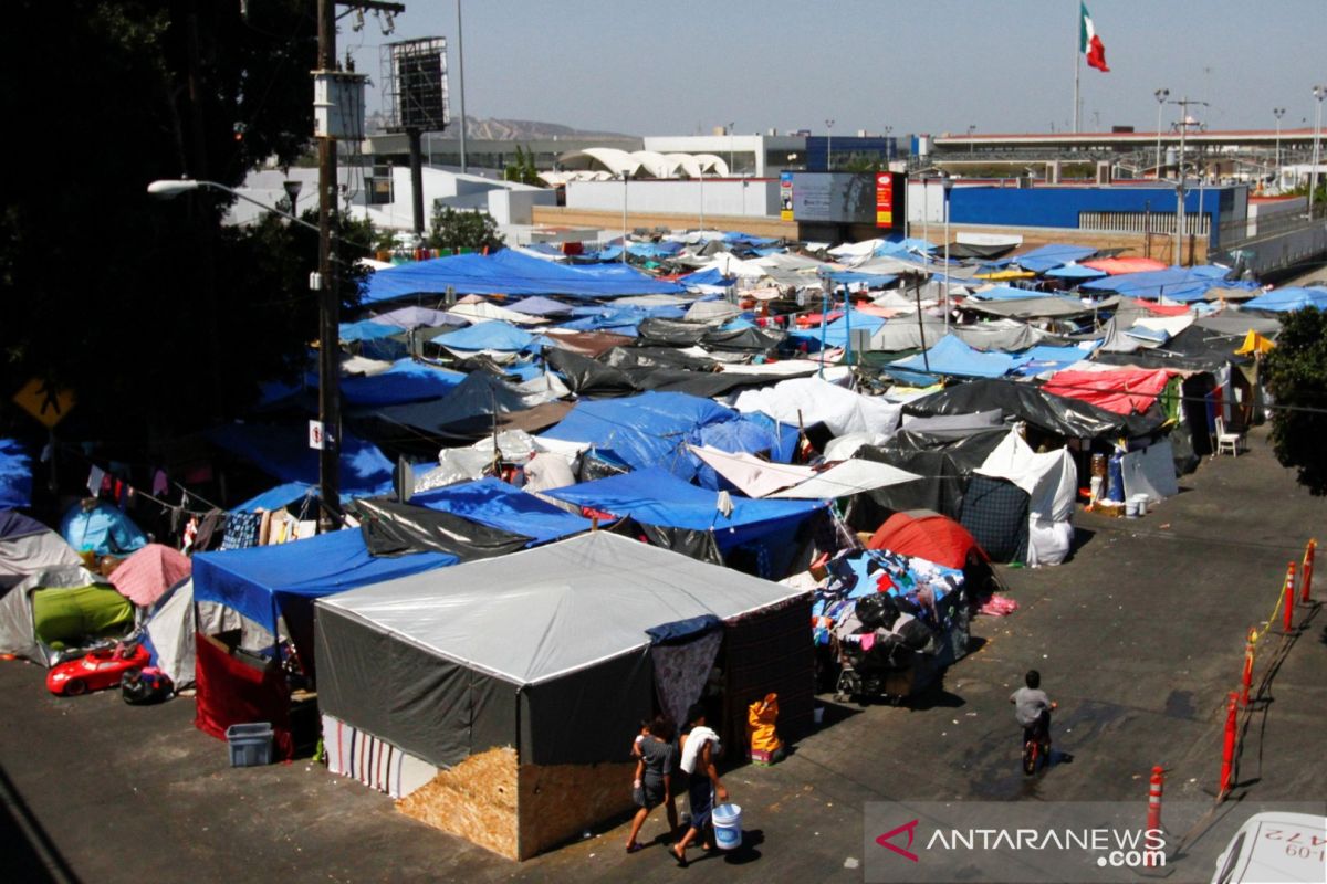 Puluhan ribu migran tidur di bawah jembatan Texas