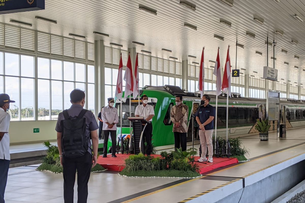 Menkomarves-Menhub meluncurkan Kereta Api Bandara YIA