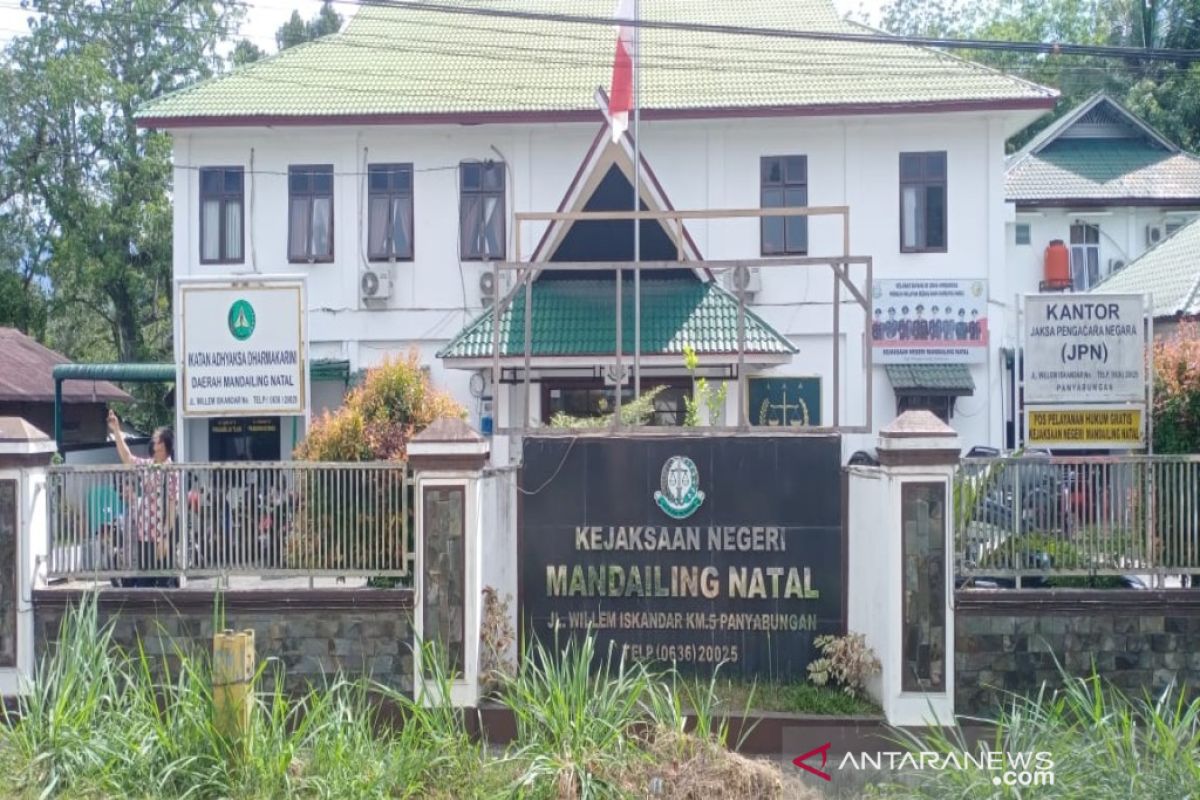 Kejari tetapkan mantan Kades Pasar V Natal tersangka korupsi dana desa