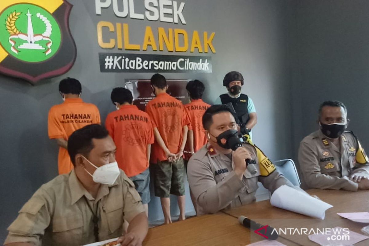 Polisi tangkap empat pemuda karena kerap palak supir truk