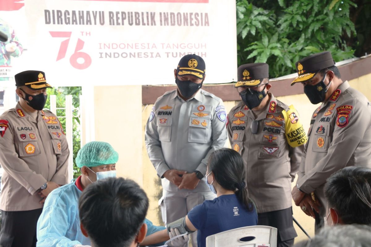 Dirut Jasa Raharja tinjau vaksinasi di Polresta Manado