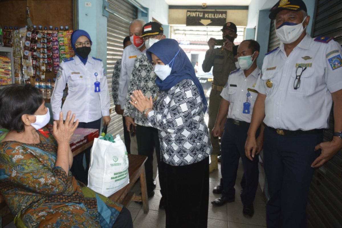 Sleman menyalurkan bantuan bagi PKL dan jukir di Terminal Prambanan