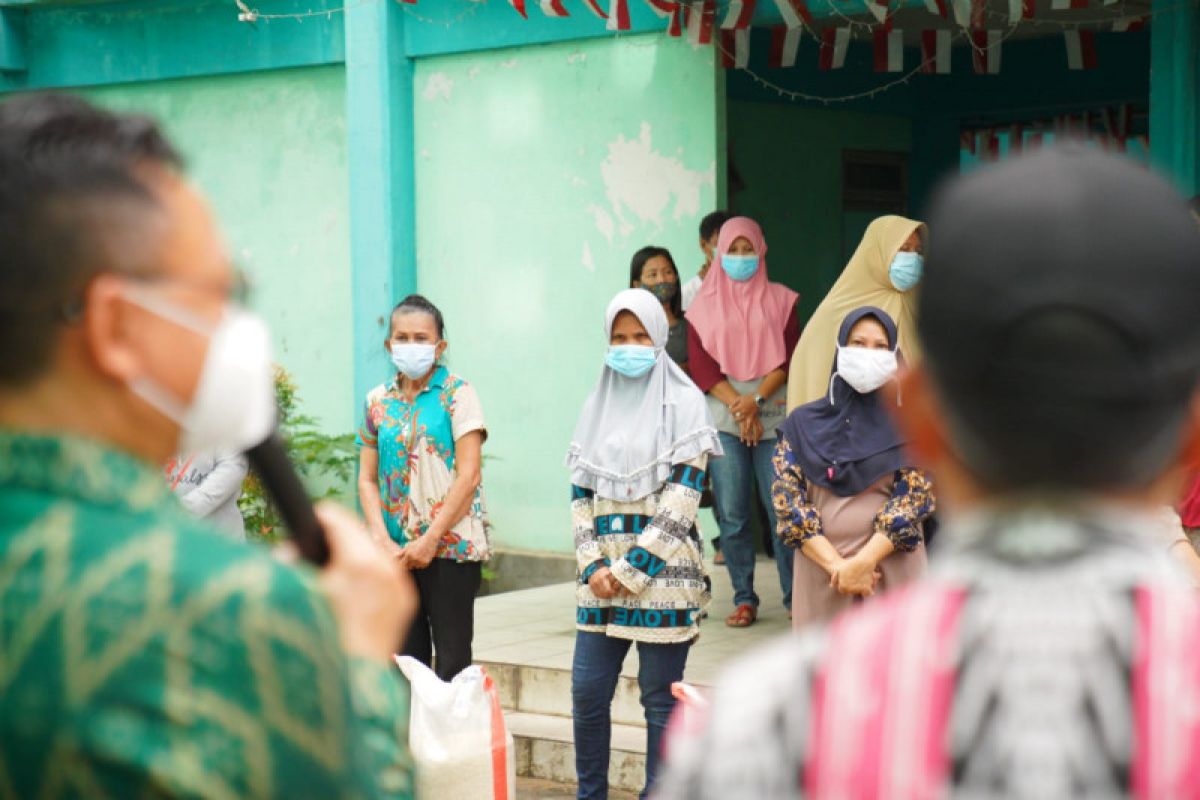 Pemerintah Kota Pontianak salurkan bantuan beras kepada warga rusunawa