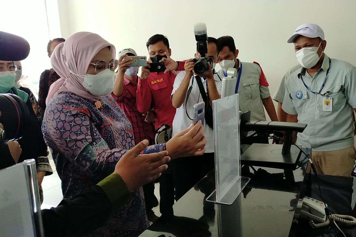 Menaker pantau penerapan aplikasi  Peduli Lindungi perusahaan esensial