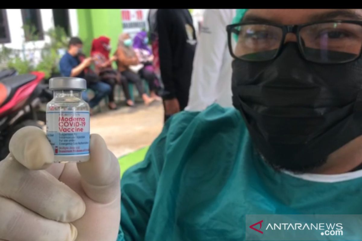 Banjarmasin administers mass-third dose vaccine to health workers