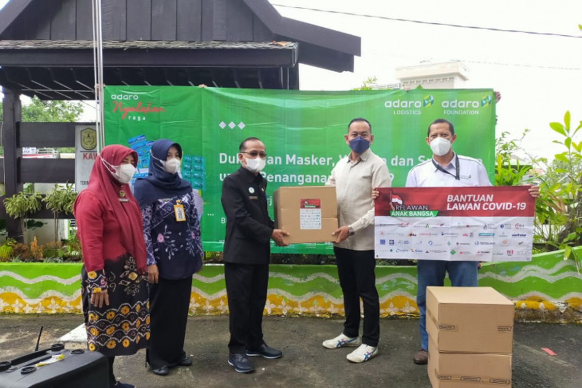 Adaro distrbutes masks, vitamins to help Banjarmasin residents in self-isolation