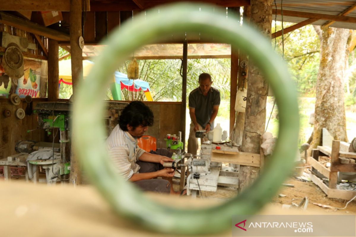 Perajin batu giok nephrite Aceh