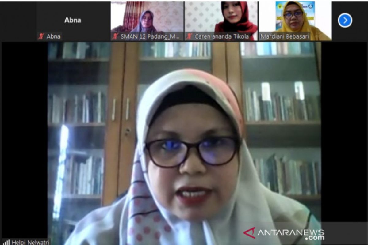 Poltekes Padang sosialisasikan buku saku hygine menstruasi dan kit bencana