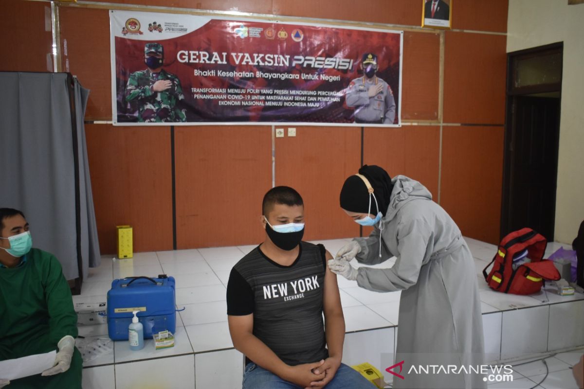 Ratusan warga ikuti vaksinasi merdeka di Mapolres Balangan