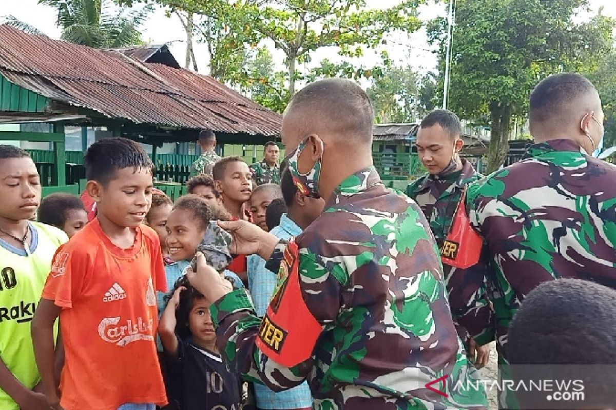 Satgas TNI bagikan susu dan makanan gratis  untuk anak di perbatasan